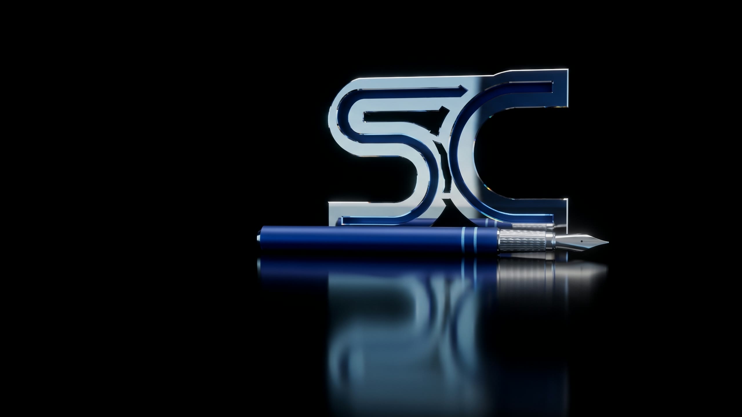ปากกาด้ามสีน้ำเงินวางพาดหน้าตัวอักษร SC โครเมียมขนาดใหญ่บนพื้นดำ แถบเส้นคู่กลางตัวอักษรเรืองแสงสีฟ้าอ่อนๆ